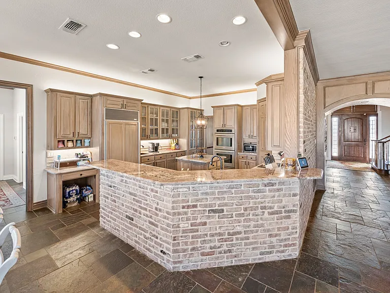 208 Highpoint Cir — Photo 23