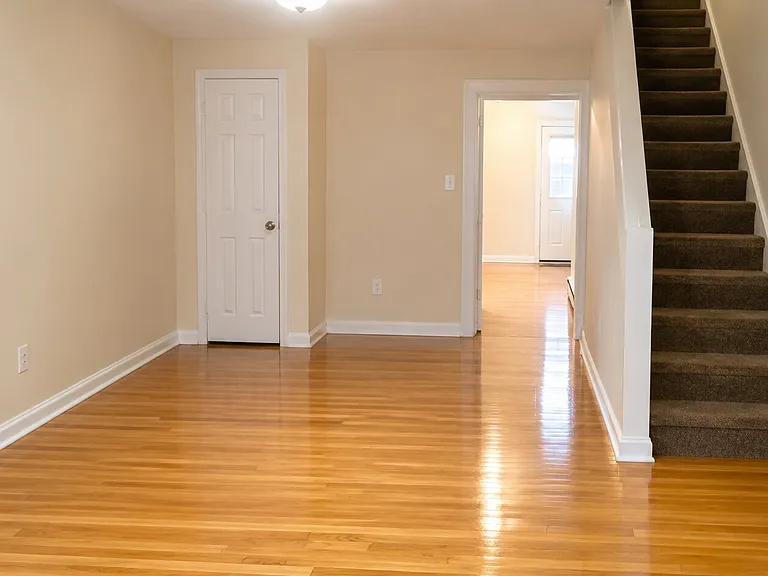 425 Emily St — Photo 2