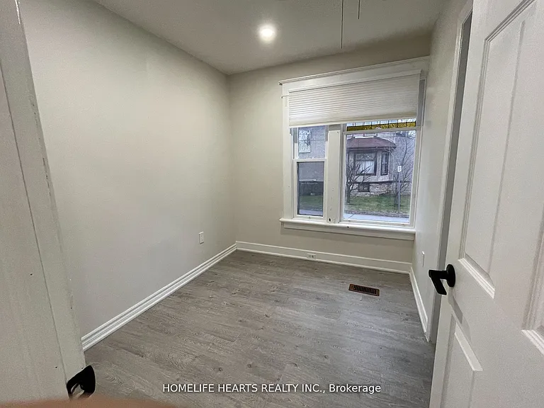 4674 Eastwood Cres — Photo 16
