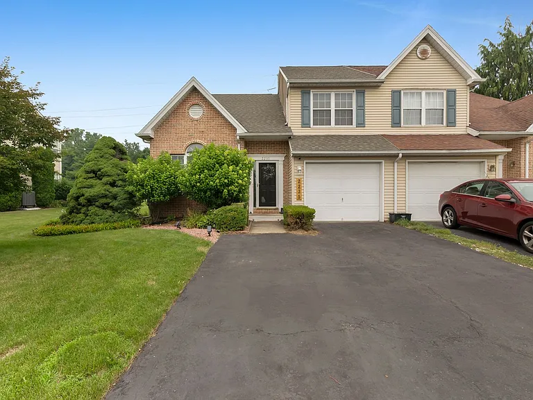 2235 Briarwood Dr — Photo 1