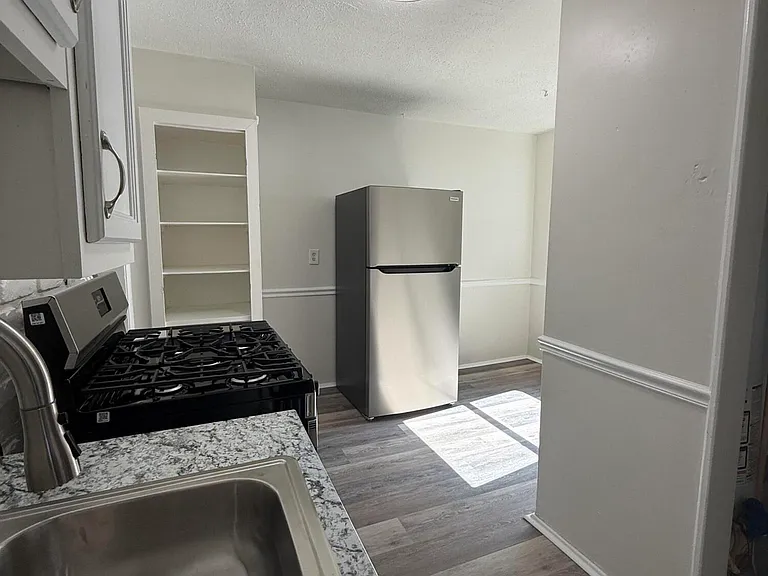 1637 Thornberry Ave — Photo 4