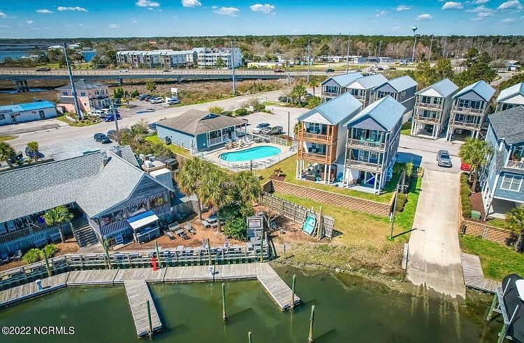 Sears Landing on the left. Harbor Sound townhomes on right. 205 Vesta Court is the 2nd row, third house from left.
