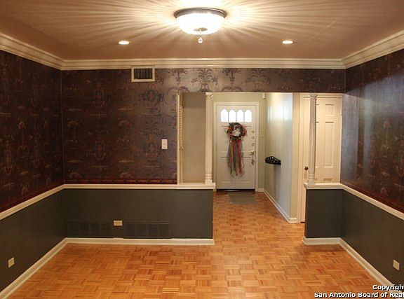 3rd image of 114 Oak Glen Dr