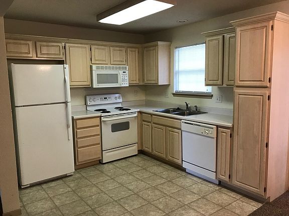 full kitchen with all appliances