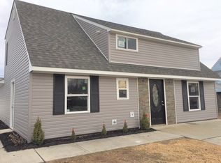 10 Greenbriar Rd, Levittown, PA 19057