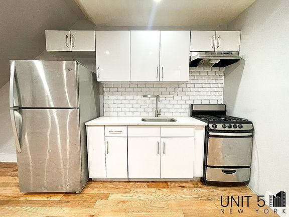 3rd image of 586 Bainbridge St #1