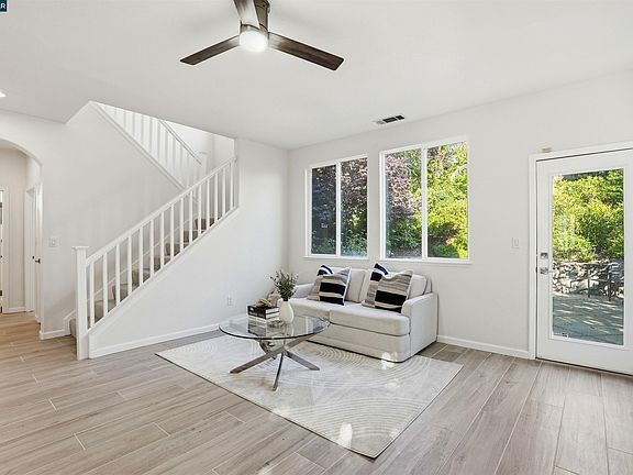 3rd image of 106 Lookout Ct