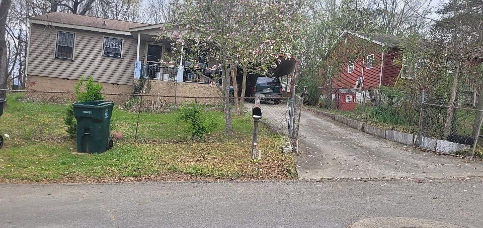 1st image of 409 E 52nd St