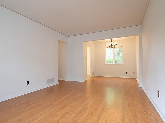 2nd image of 2326 NE Prescott St APT 3