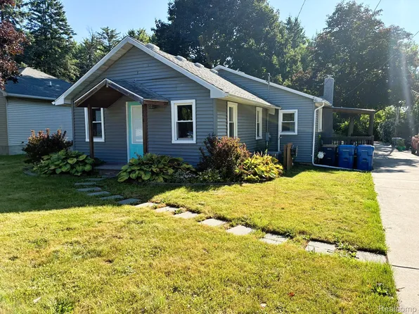 1858 Birchcrest Rd, Waterford, MI 48328