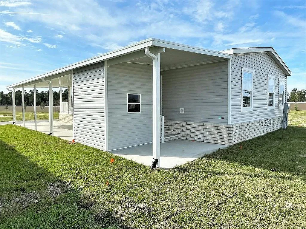 3 bed, 2.0 bath, 1372 sqft, $1,386 — Photo 2