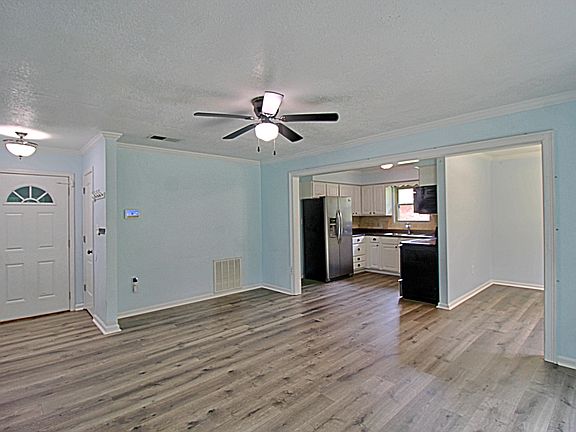 3rd image of 1062 Kelly Dr