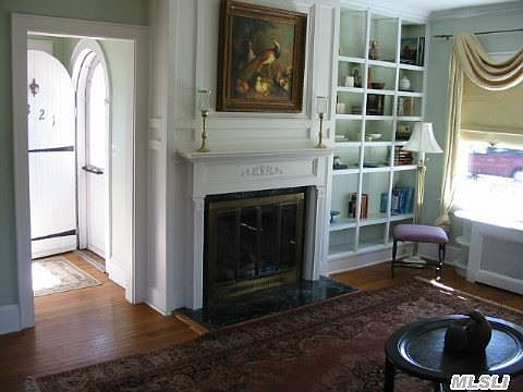 3rd image of 321 W Islip Blvd