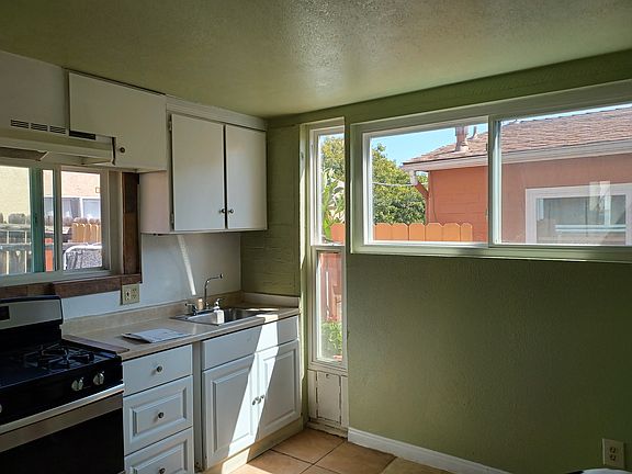 kitchen there are 2 other rooms but i could not get them to load