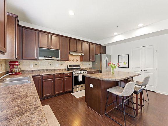 5th image of 252 Broadstone Dr