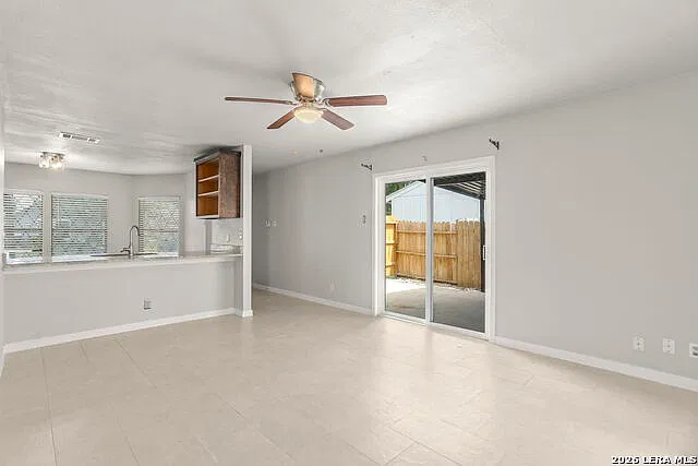 3 bed, 1.0 bath, 915 sqft, $1,350 — Photo 3