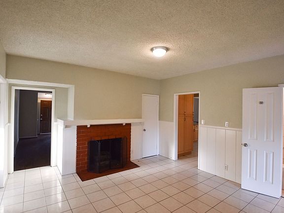 3rd image of 11914 Oxnard St