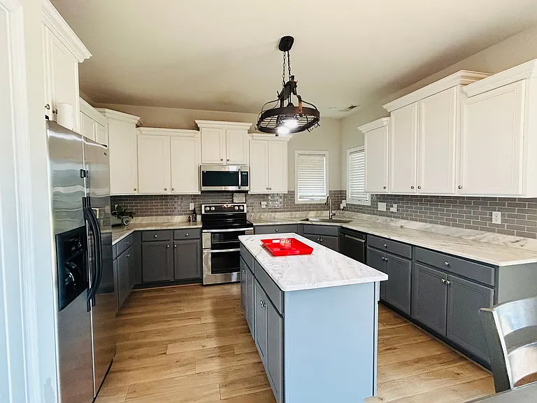 3504 Castlefield Ln — Photo 4