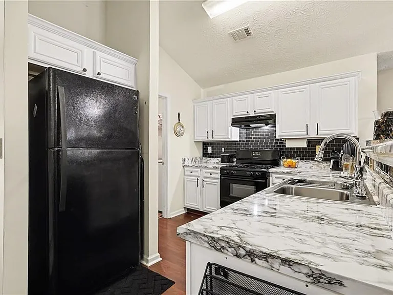 6390 Shadow Sq — Photo 14