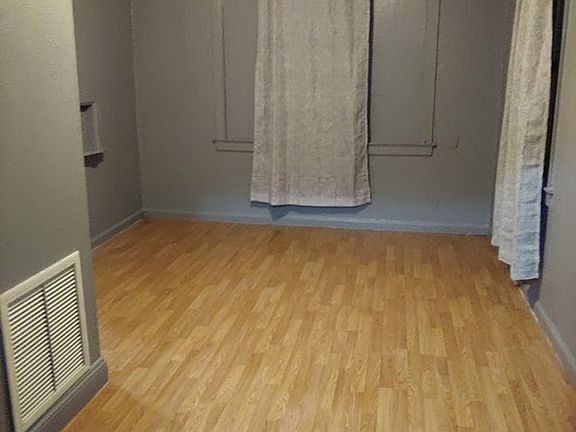3rd image of 1528 W 22nd St