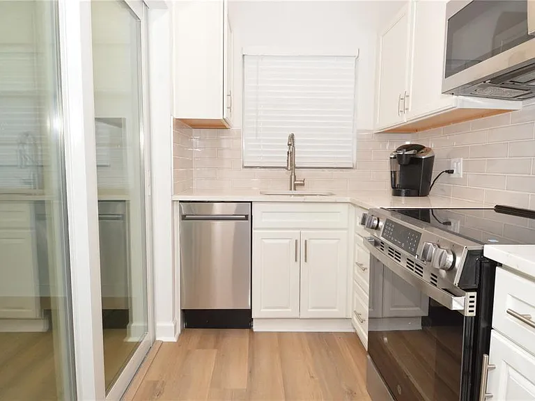 4700 Cove Cir #107 — Photo 21