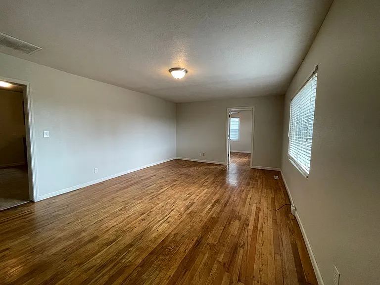 2605 E Division St — Photo 3