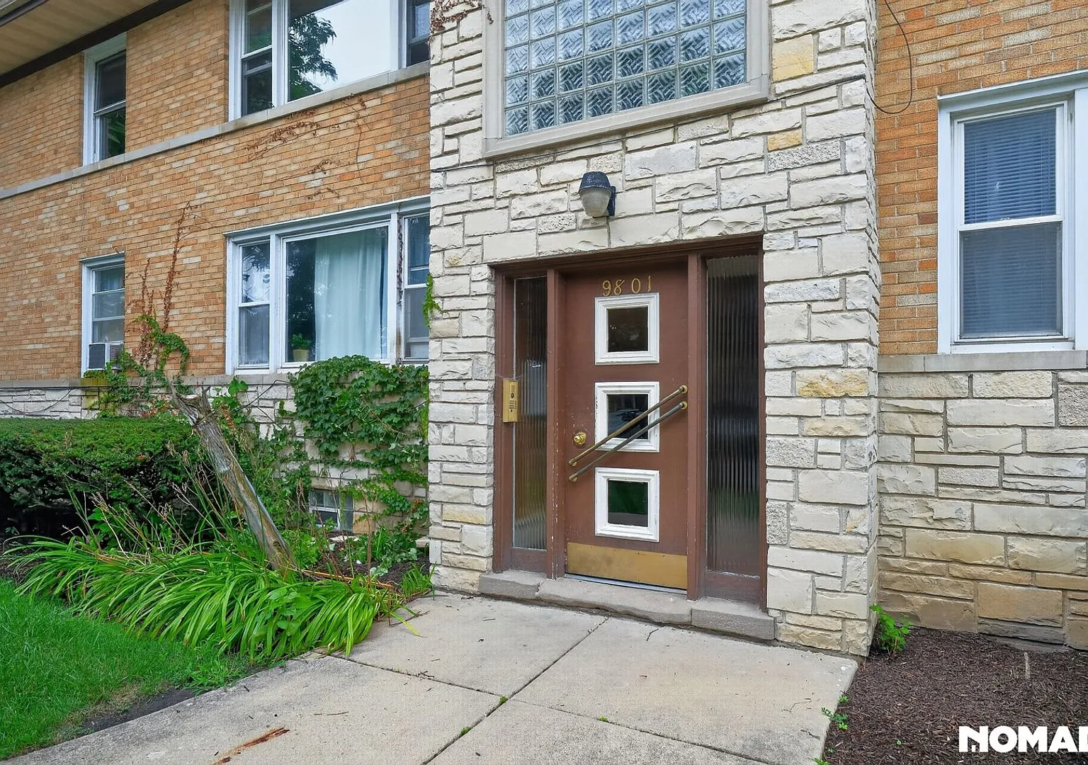 Charming 2BR Condo in Franklin Park — Photo 4