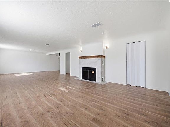 4th image of 807 N 12th Ave