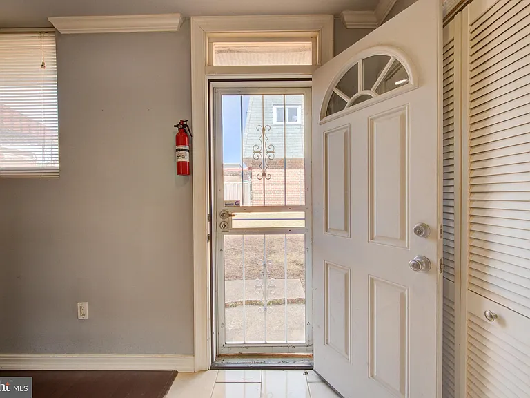 1119 W Master St — Photo 2
