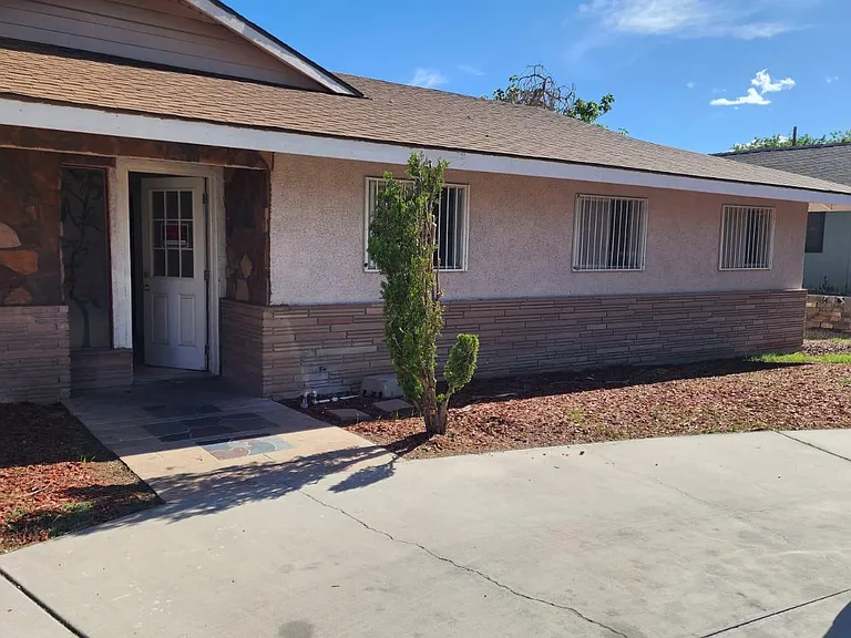 4897 Sawyer Ave — Photo 2