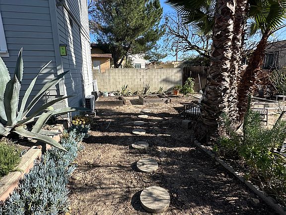 5th image of 2332 Montrose Ave #1/2