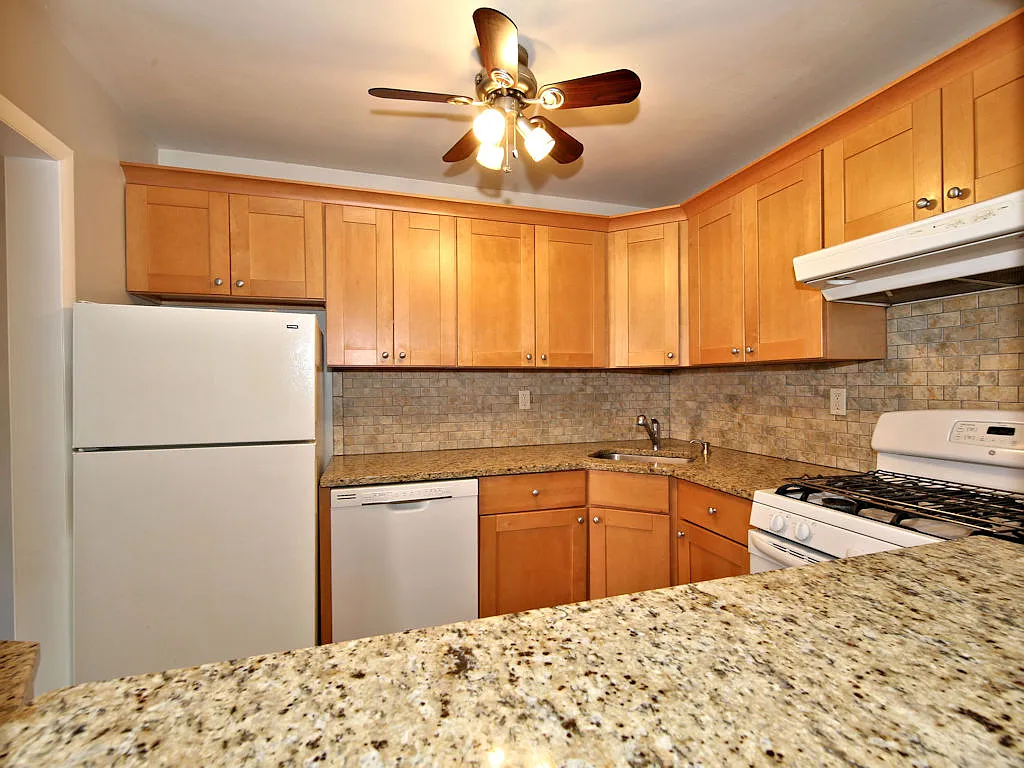 Apartment for Rent — Photo 3