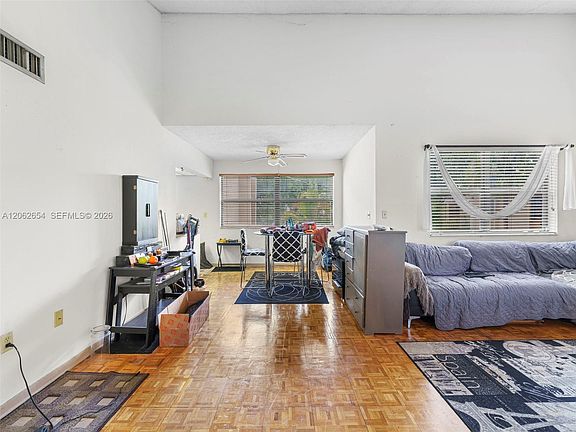 4th image of 291 W Park Dr #9-201