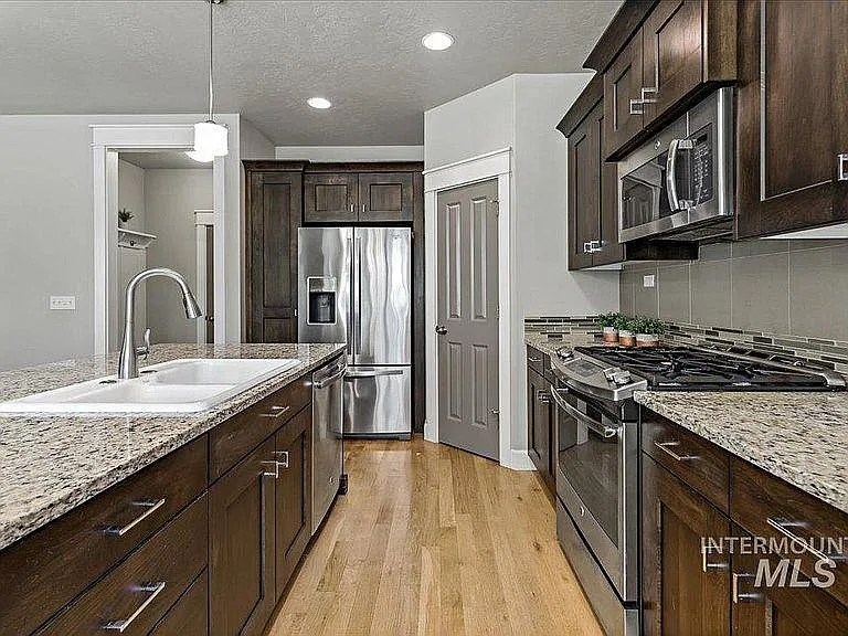 273 W Valentino St — Photo 13