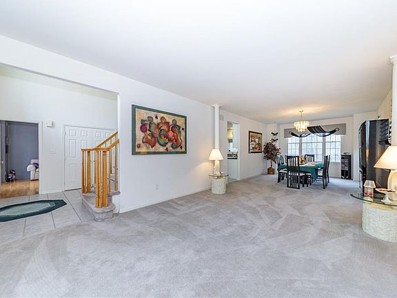 3rd image of 144 Hemlock Dr