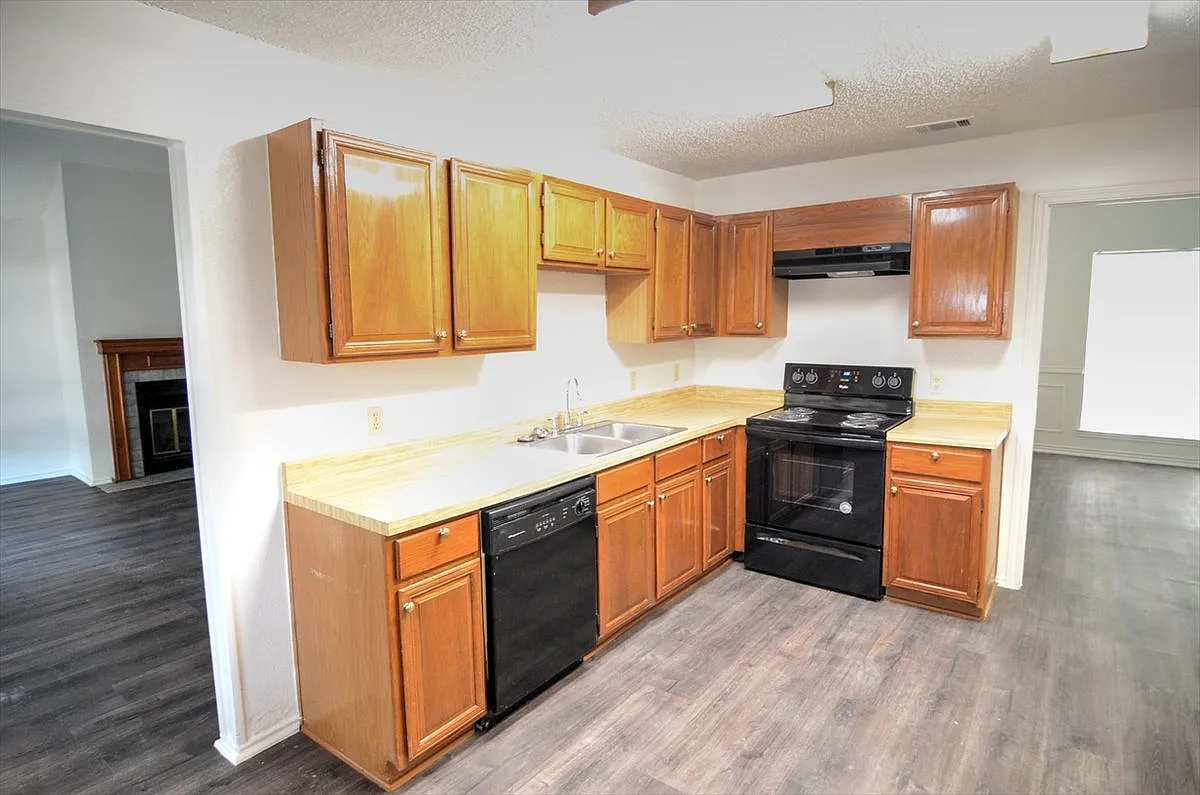 3 bed, 2.0 bath, 1530 sqft, $1,950 — Photo 2