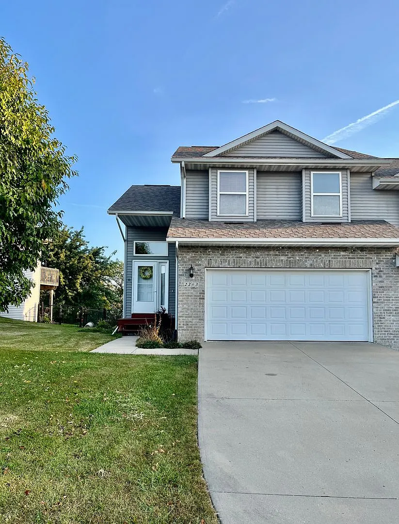 Beautiful 4 Bedroom Townhome! — Photo 1
