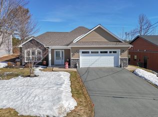 40 Dr Ernst Ct, Bridgewater, NS B4V 9A3