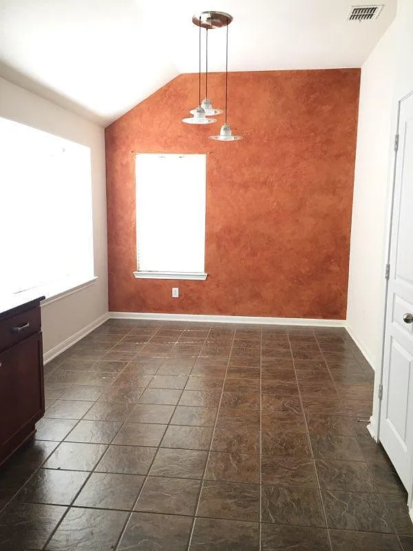 3 bed, 1927 sqft, $2,400 — Photo 3