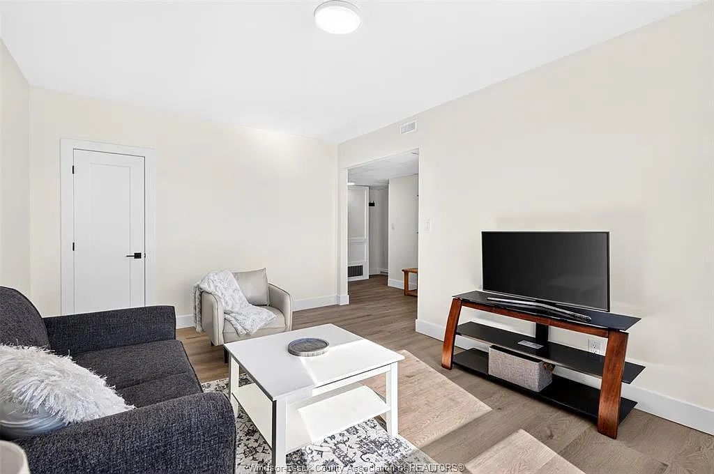 3 bed, $2,400 — Photo 3
