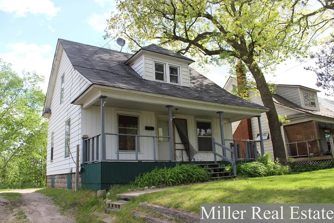 319 E State St photo 1