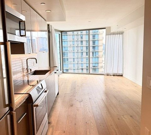4th image of 1001 Queen St #1307