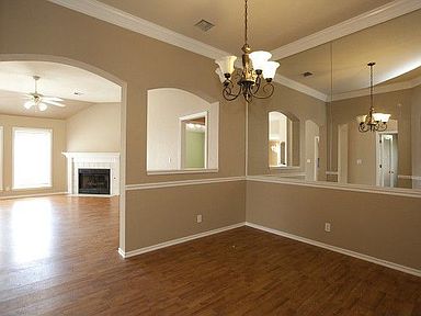 Spacious dining room perfect for entertaining