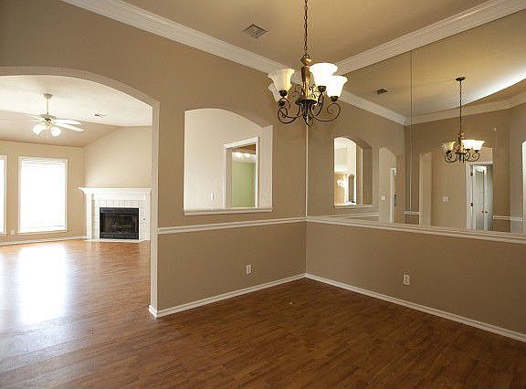 Spacious dining room perfect for entertaining