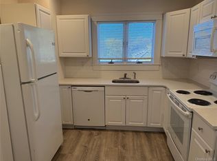 593 Main St #A, Islip, NY 11751