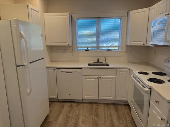 593 Main St #A, Islip, NY 11751