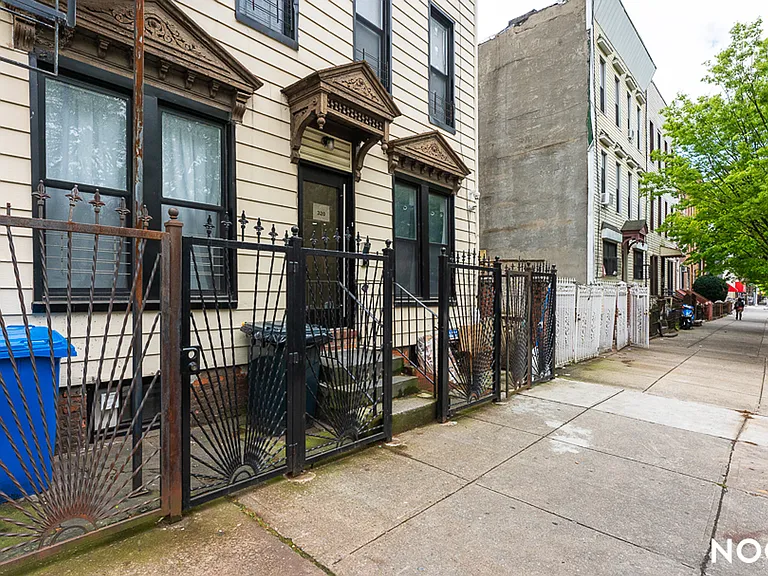 320 Macdougal St #2F — Photo 17