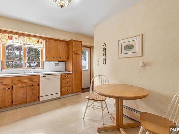 4th image of 27 Madison Ave