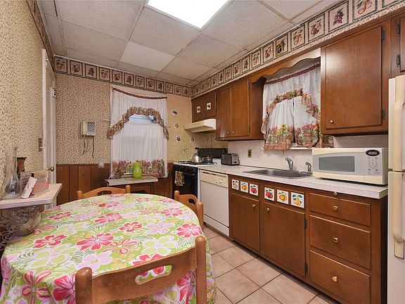 5th image of 116-37 233rd St