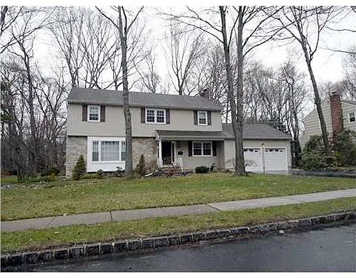 17 Redcoat Dr photo 1